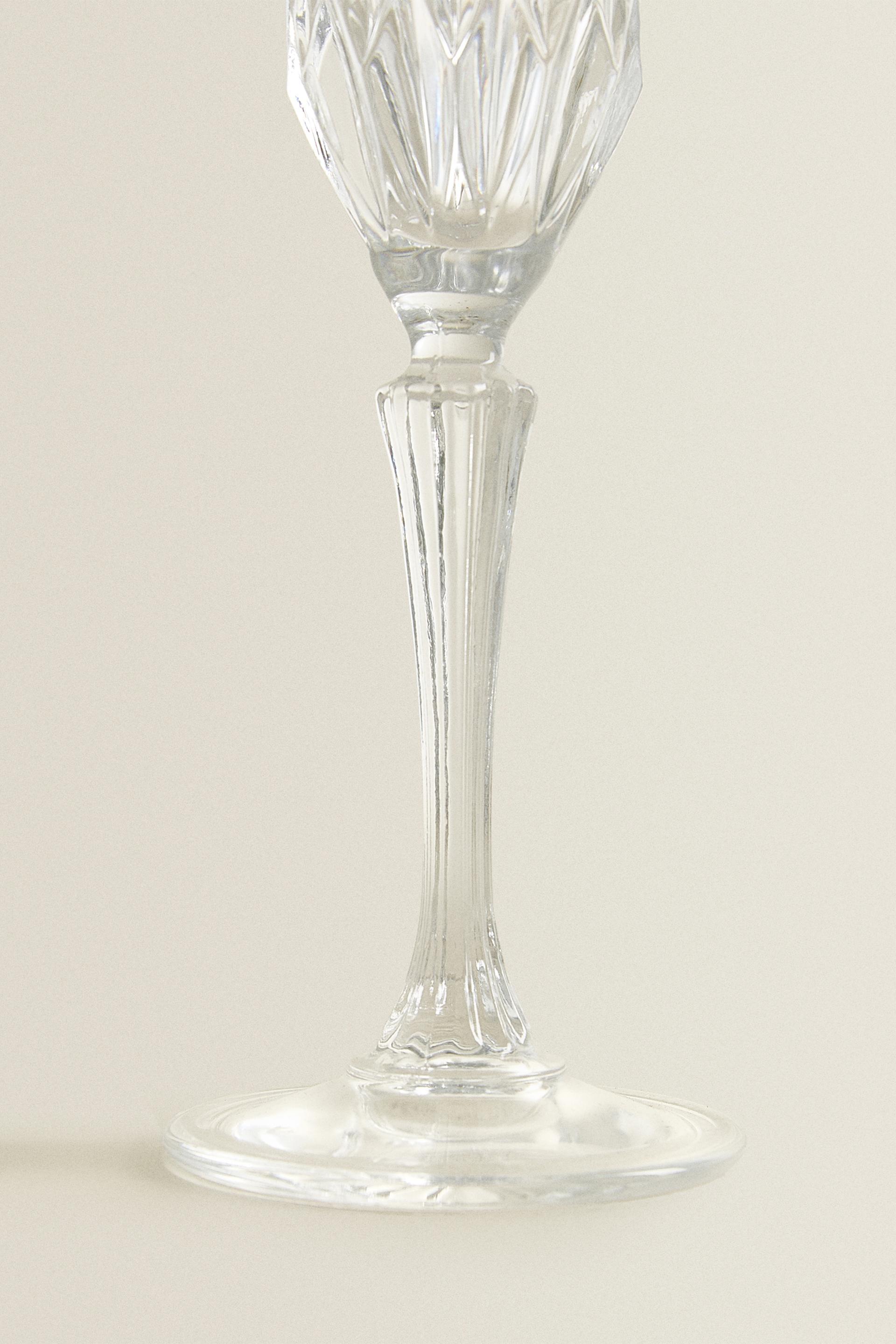 CRYSTALLINE FLUTE GLASS WITH A CARVED EFFECT